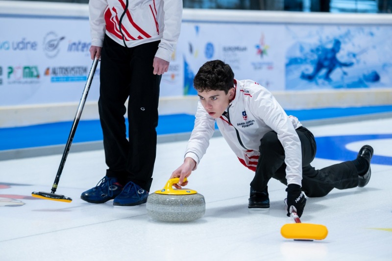 eyof-curling-claut-14