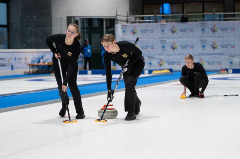 eyof-curling-claut-17