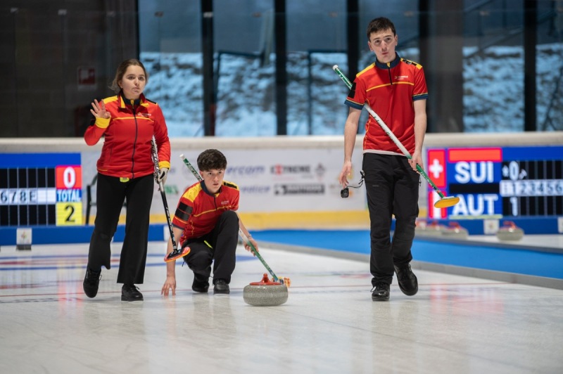 eyof-curling-claut-18