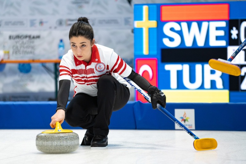 eyof-curling-claut-33