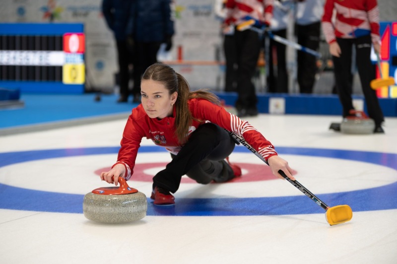 eyof-curling-claut-47