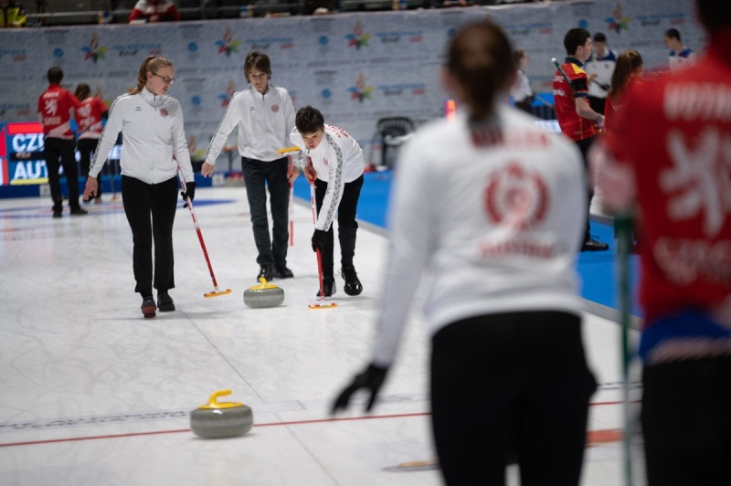 eyof-curling-claut-51