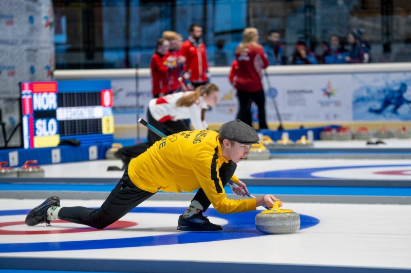 eyof-curling-claut-53