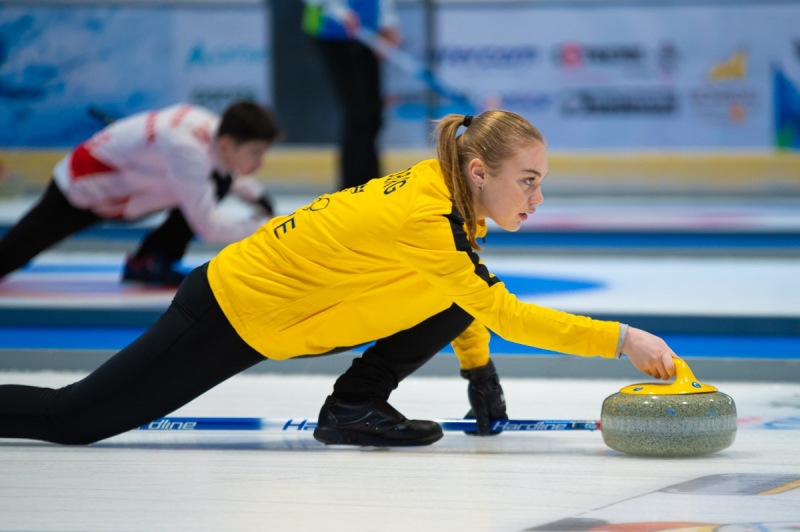 eyof-curling-claut-54