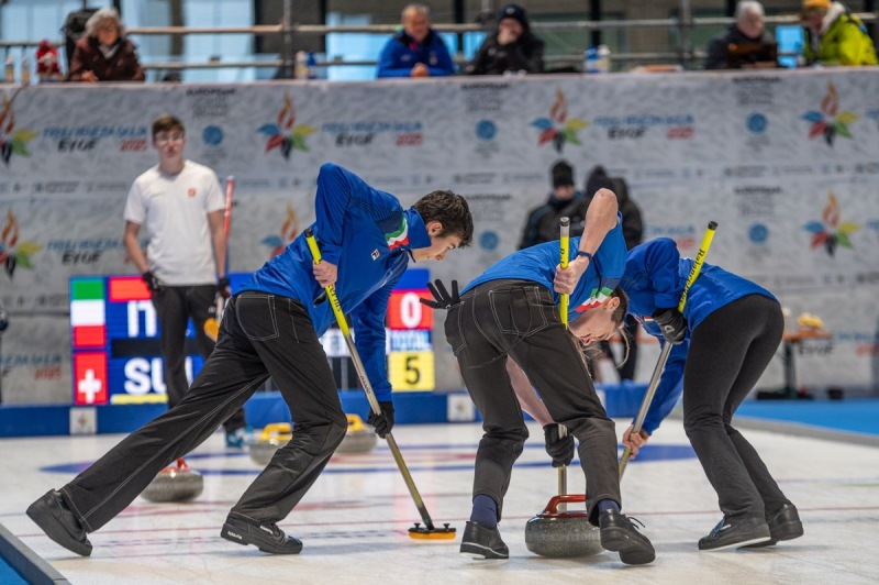 eyof-curling-claut-57