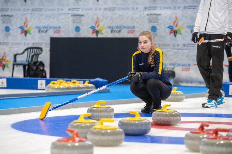 eyof-curling-claut-64