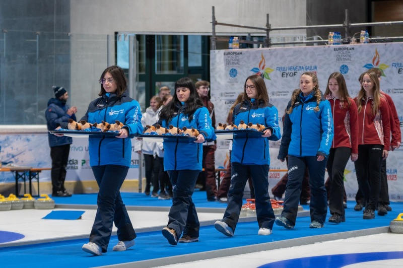 eyof-curling-claut-69