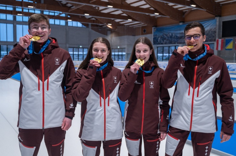 eyof-curling-claut-72